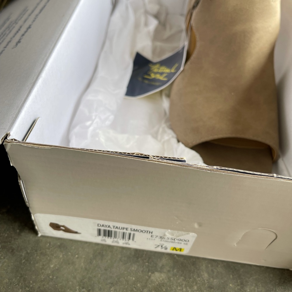 size 7.5 daya taupe shoes